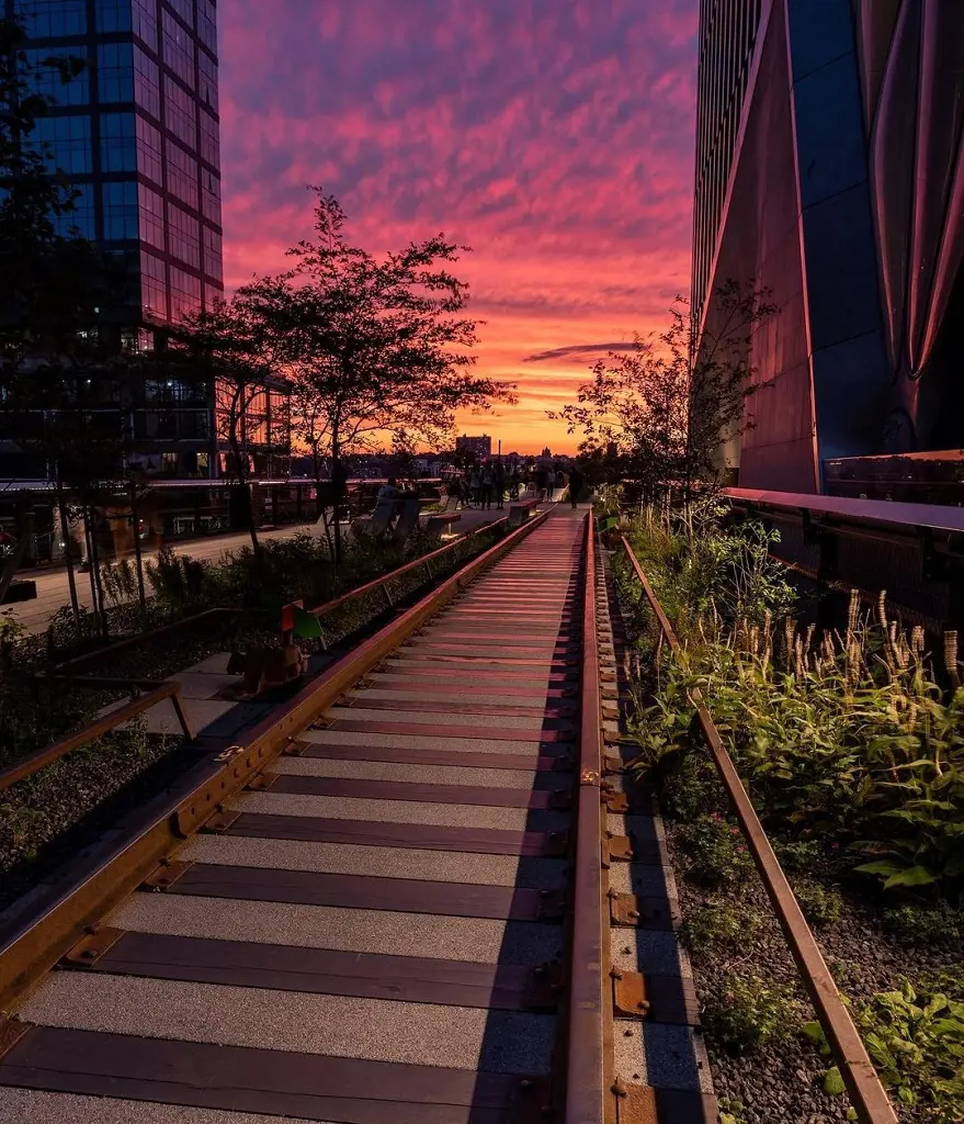 Sunset view at the west from The High Line. Picture credit: @oldmannewyork