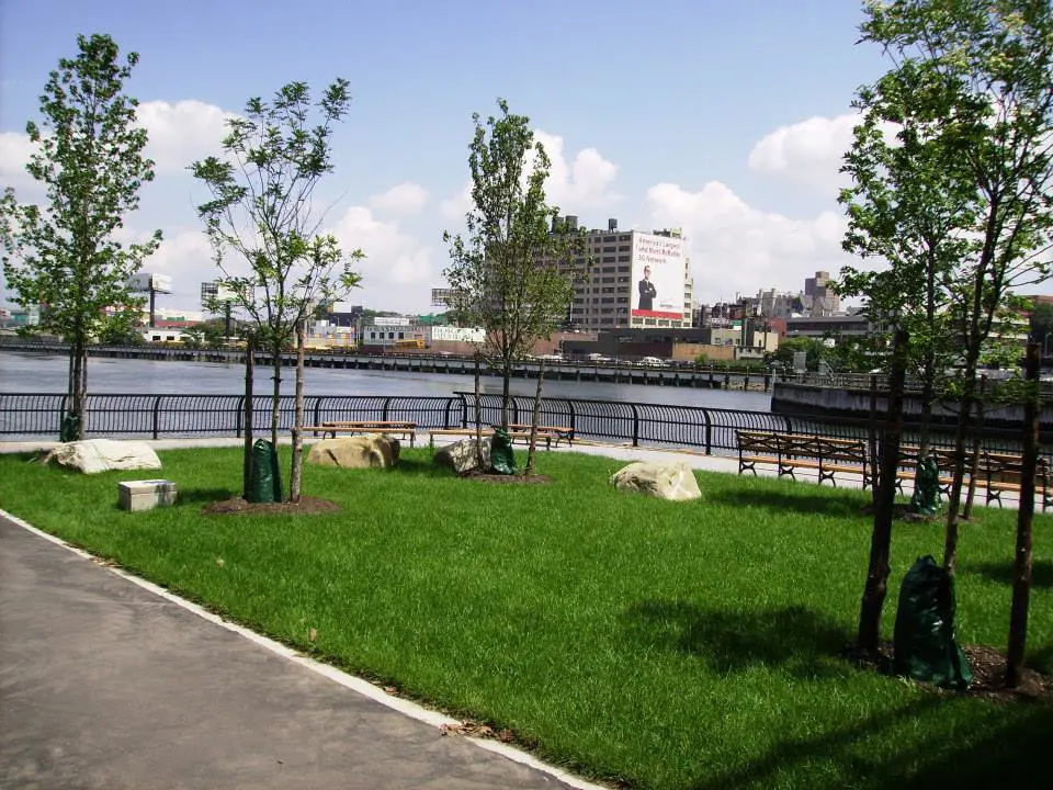 Seat and relax at Harlem River Park and enjoy the waterfront view