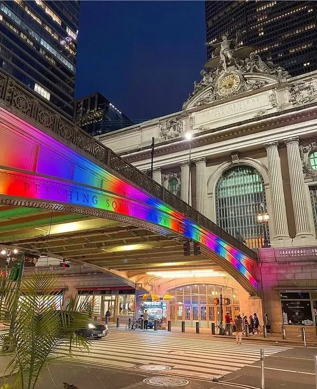 The Park Avenue Viaduct celebrated Pride in NYC with rainbow light (Photographed by Adélaïde Chantilly)