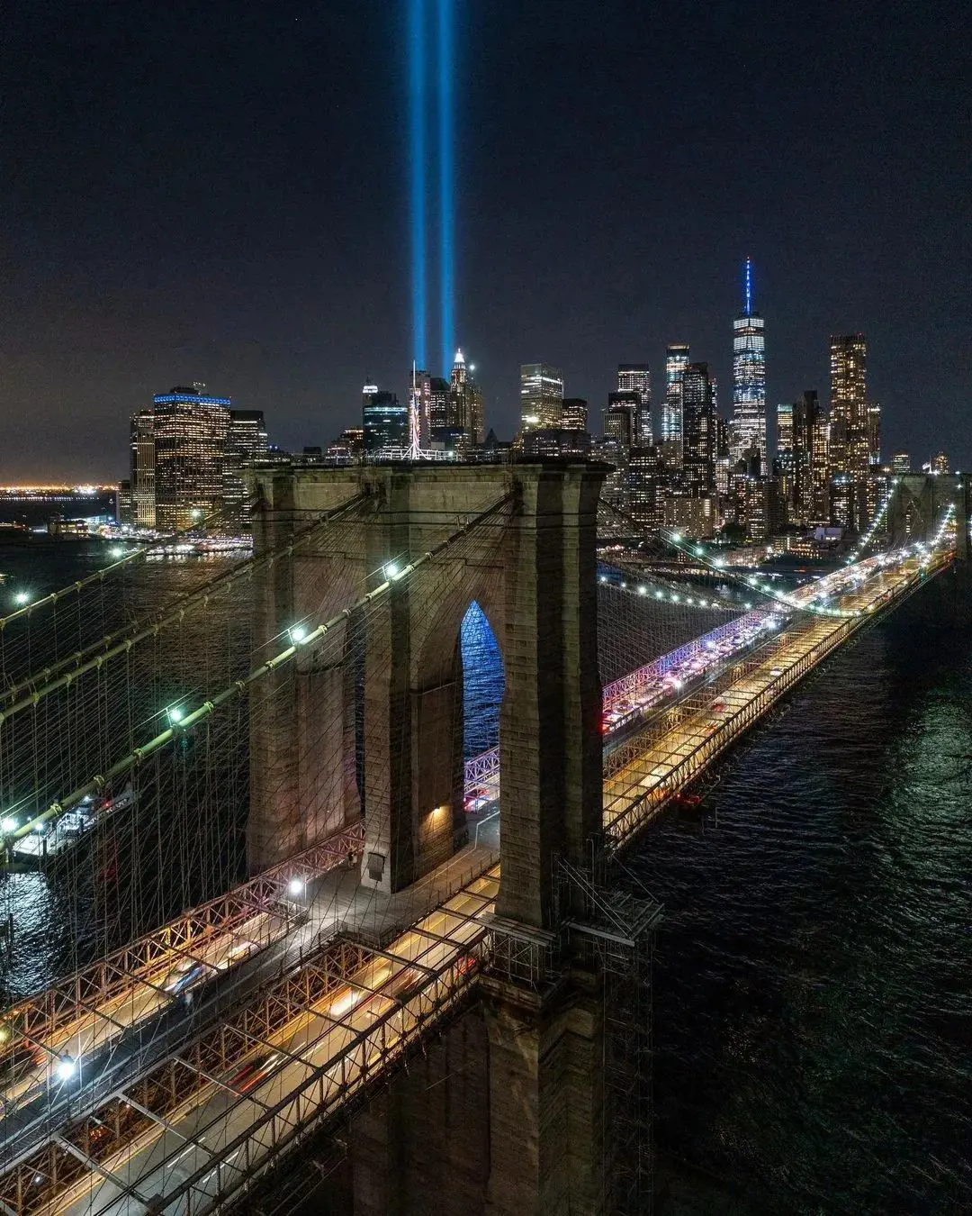 Night view of the Brooklyn Bridge captured by @mreddienunez