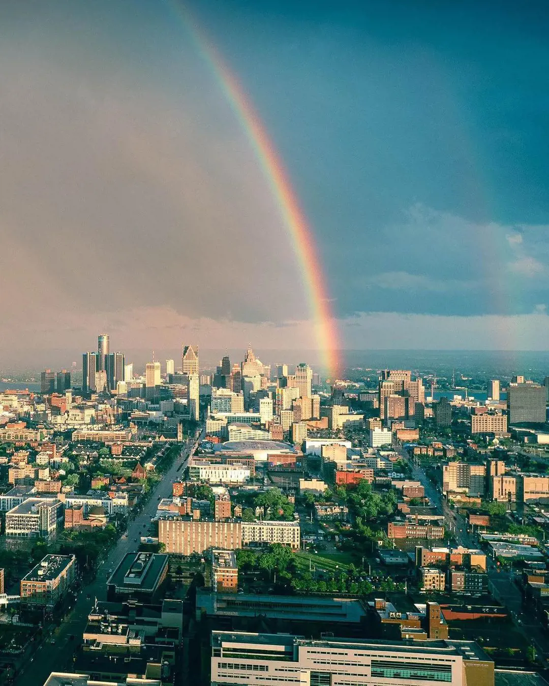 Rainbow in the beautiful city of Detroit. (Photo By: @rfl0)