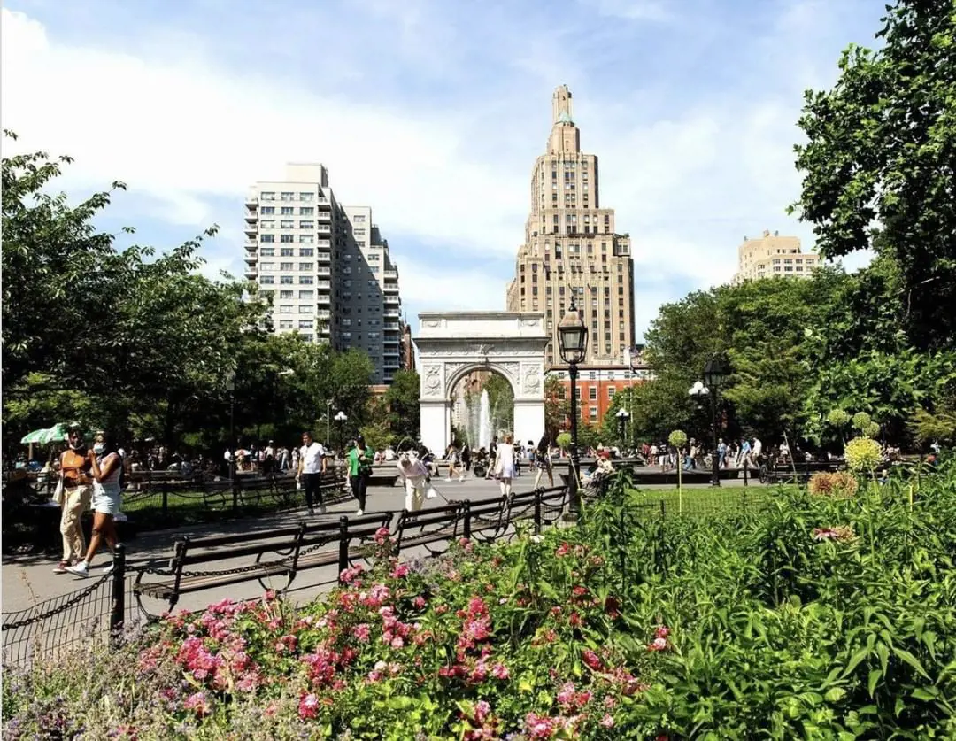 Visitors spending their summer afternoon in Washington Square Park(photo by @wspconservancy)