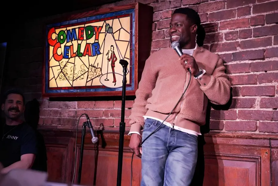Kevin Hart at the stage of Comedy Cellar (photo by @dopepickwan)